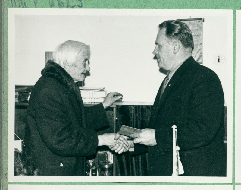 Tallinna TÜ auliikme pileti kätteandmine Jaak Karjusele