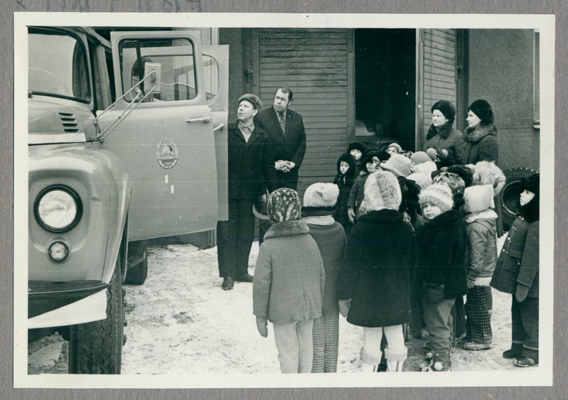 Lasteaed külastamas Tondi tänava tuletõrjekomandot