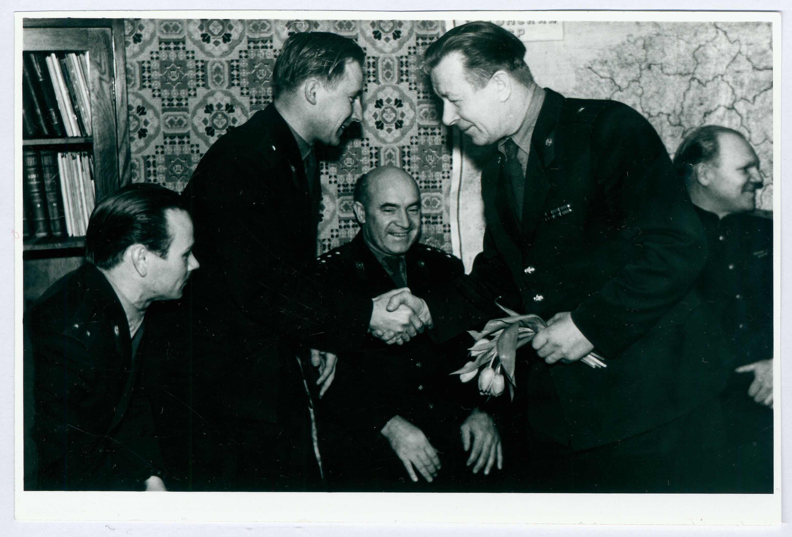 Juhan Nõmme austamine tema 50. sünnipäeval 1960. Kätt surub K. Tiiksaar