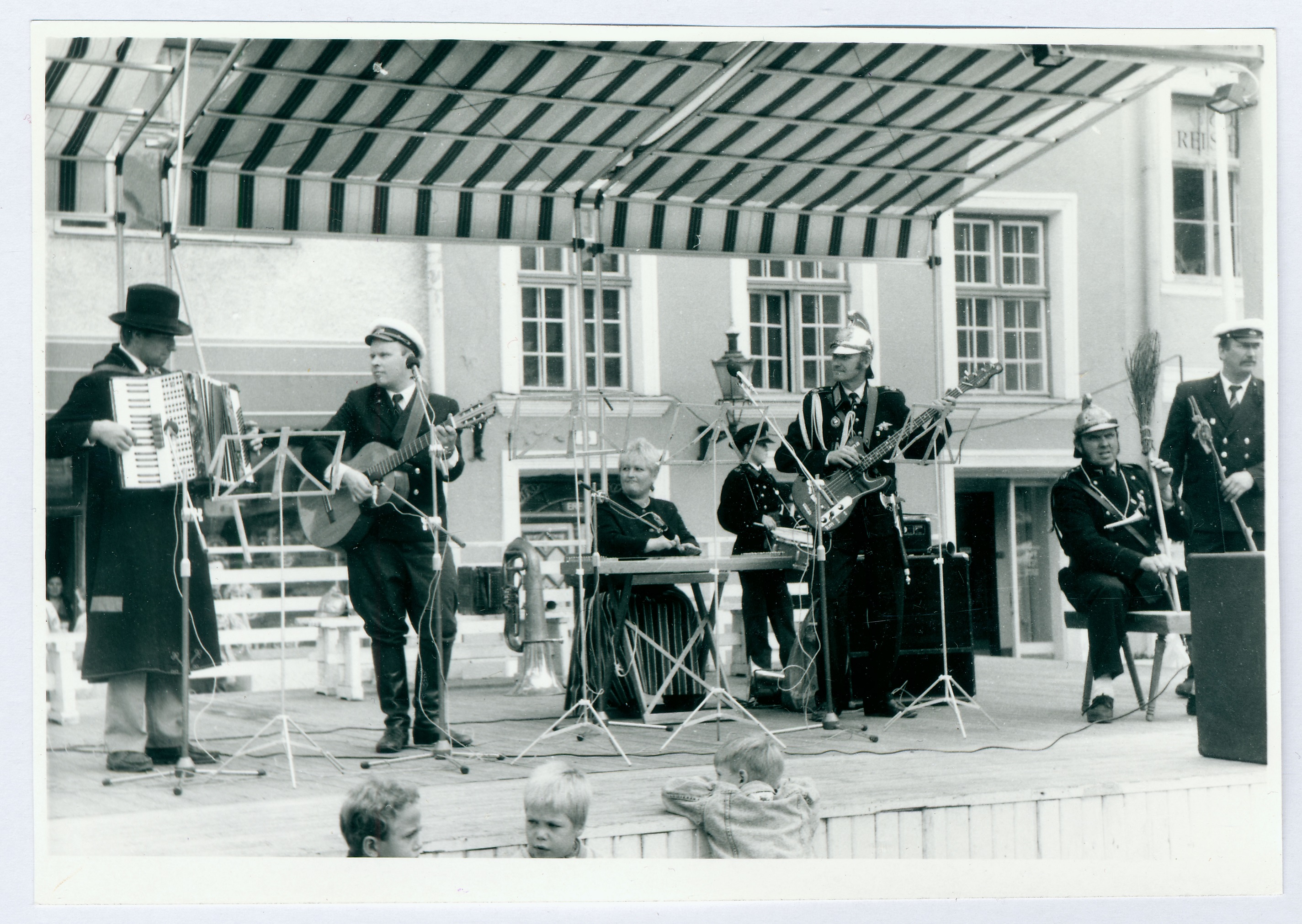 Tuletõrje demonstratsioon ja näitus, orkestri esinemine. 1994.