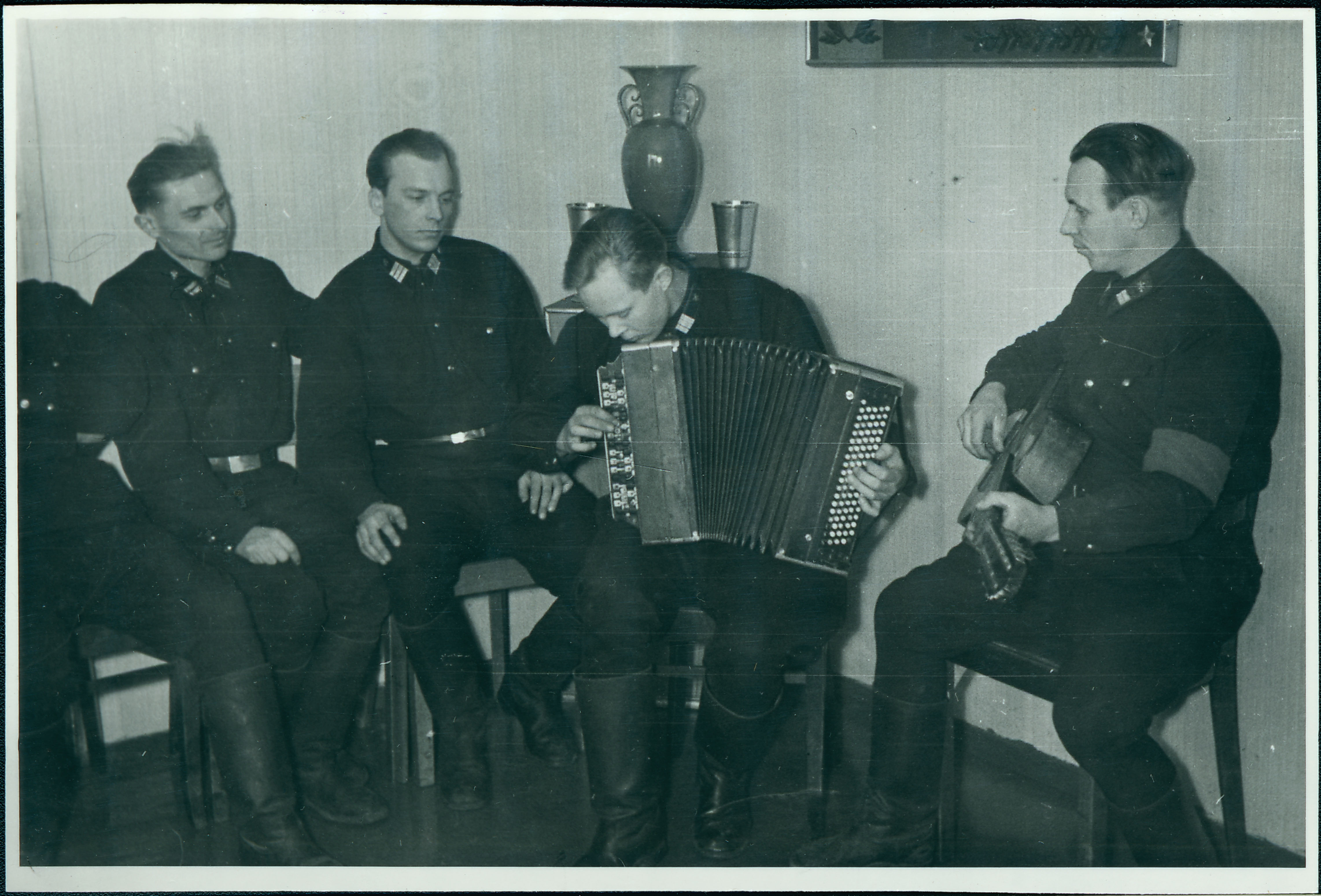 II ISTÜ valvevahtkonna liikmed vaba aega veetmas, 1958.a.