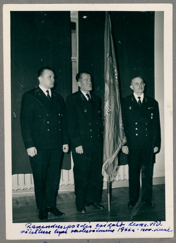 Tallinna Keskrajooni TÜ tuletõrje rakendusspordivõistluse võitja rändpunalippu vastu võtmas, 1966.a.
