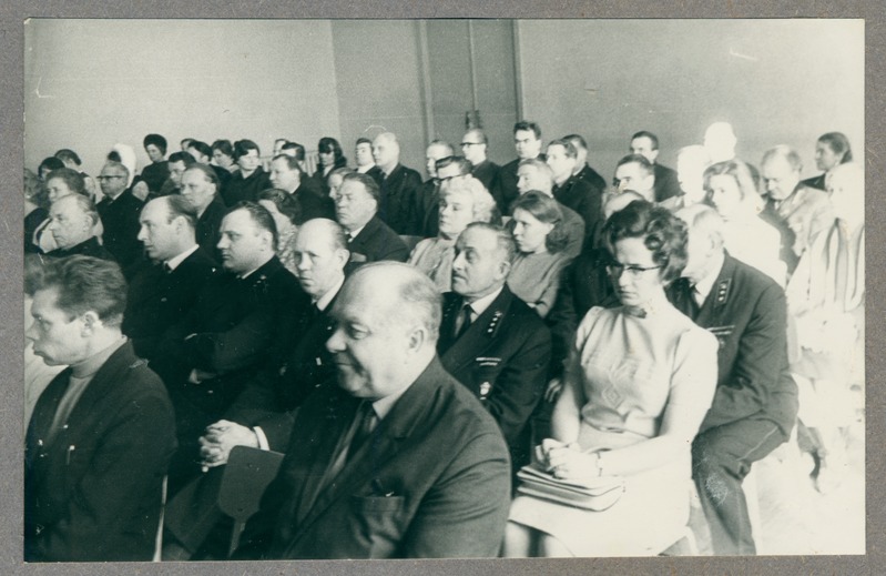 EVVTÜ liikmed koosolekul.