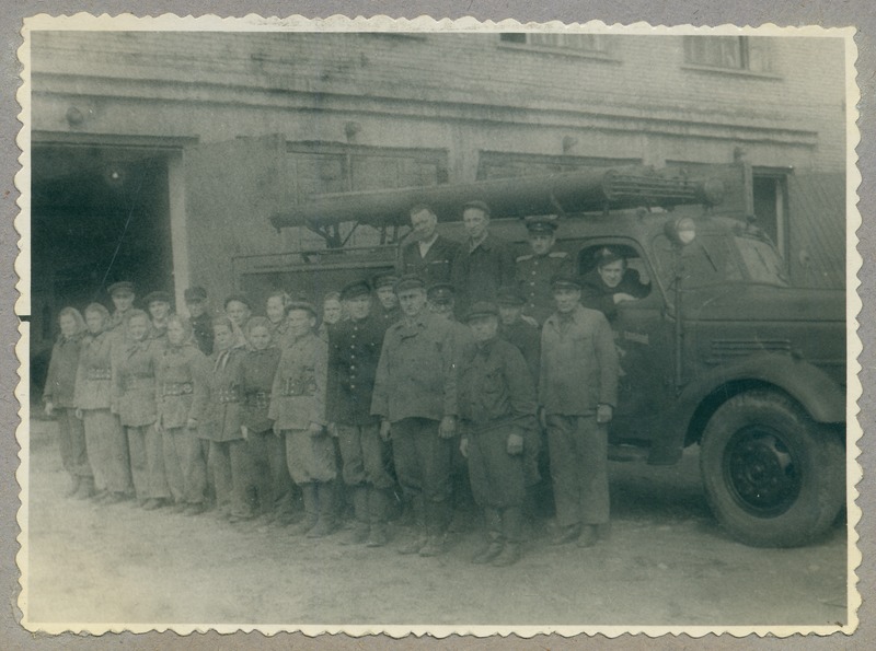 Kombinaat Kiviõli VTK liikmed depoo hoovis tuletõrjeauto ees