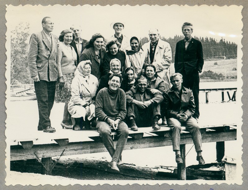 Kombinaat Kiviõli tuletõrjekomando liikmed tagasisõidul ekskursioonilt Riiga peatusel Pühajärve ääres