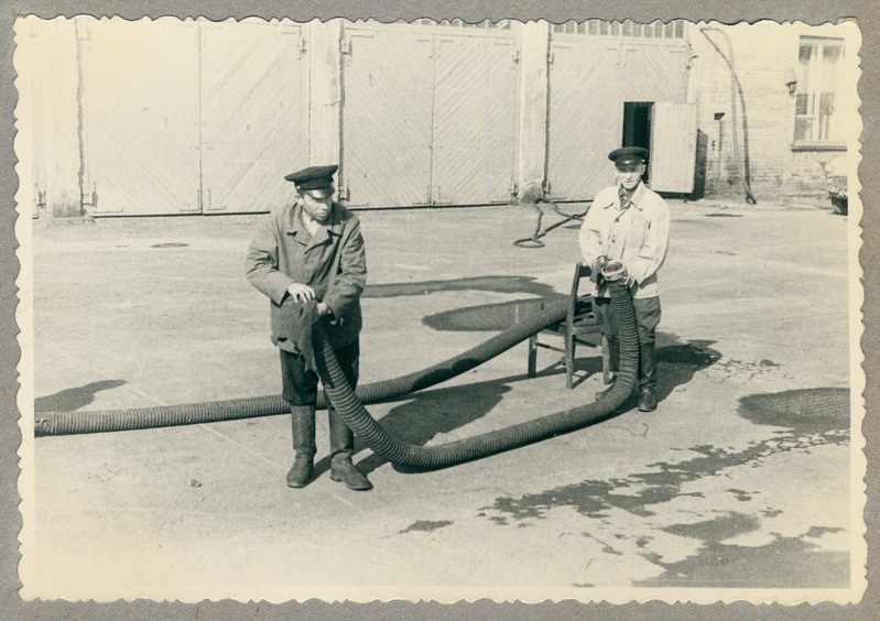 Kombinaat Kiviõli tuletõrjekomando IV vahetus varustust hooldamas