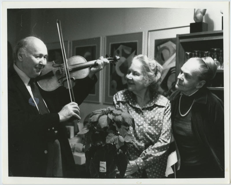 Adele Ulm-Augustas ja Emma Uusen-Siirak viiulimängu kuulamas