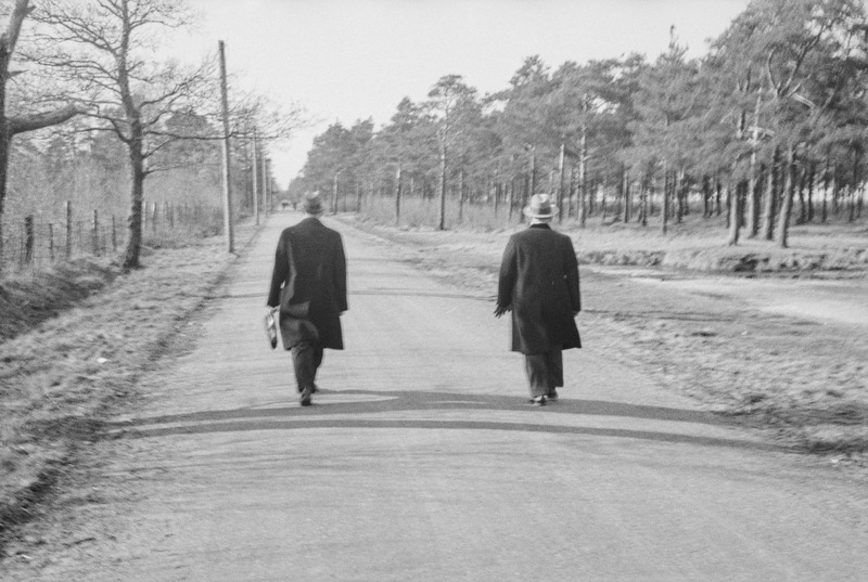 Kaks meest selja tagant