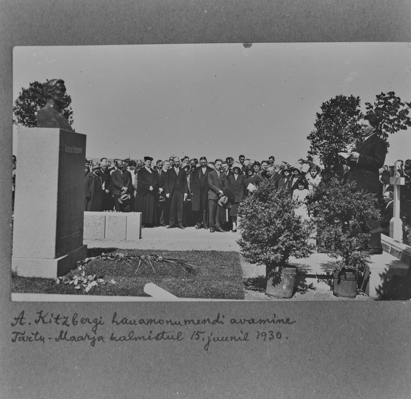 August Kitzbergi hauamonumendi avamine Tartu-Maarja kalmistul, 15.06.1930