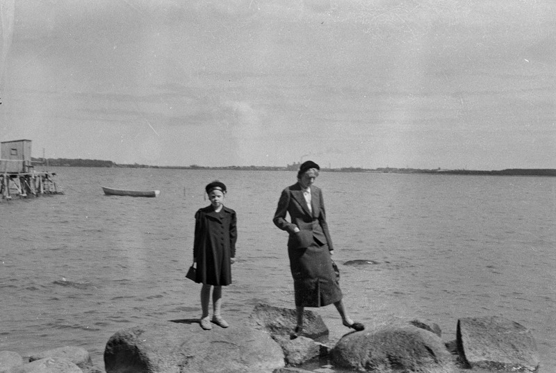 Elo Kurvits ja Selma Kurvits Narva-Jõesuus Rosona jõe kaldal