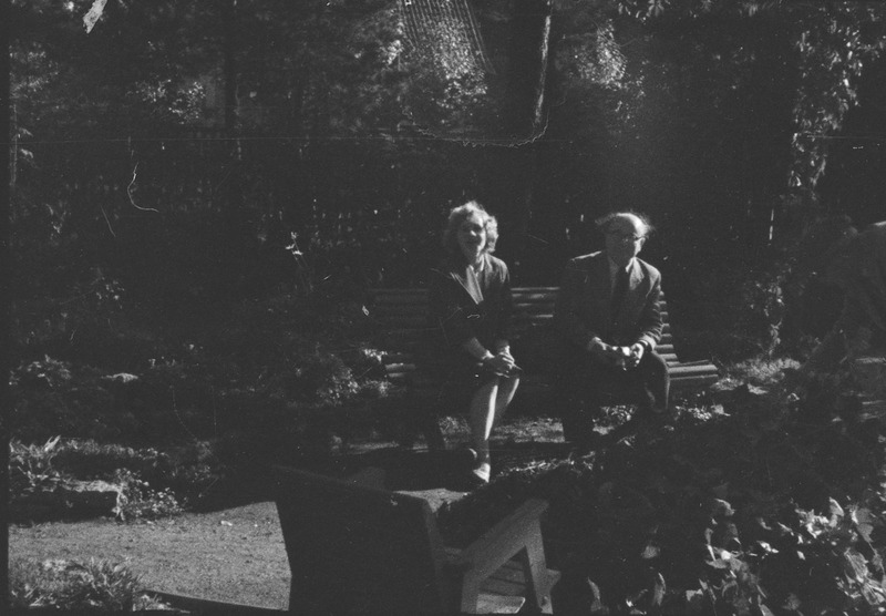 Elo Kurvits ja Paul Horma Tuglaste aias 1960