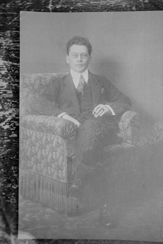Friedebert Tuglas tugitoolis istumas ja suitsetamas, 1920