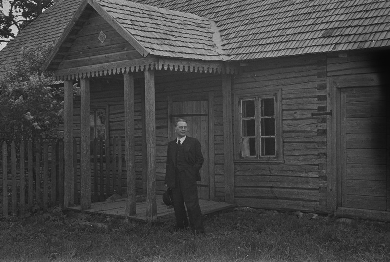 Friedebert Tuglas 1938. aastal Karilatsis maja ees, milles ta on elanud