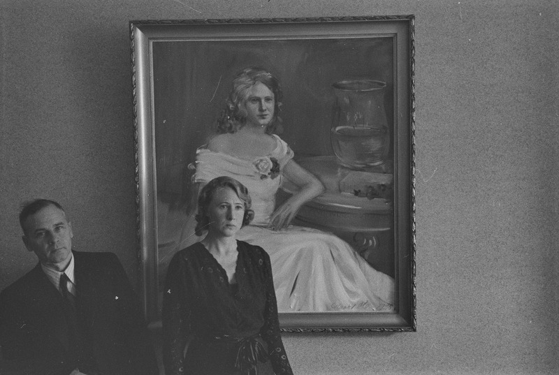 Peeter Kurvits ja Selma Kurvits, seinal Eduard Ole maal "Selma Kurvits", 1938