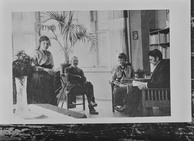 Friedebert Tuglas, Hannele Ålander, Jussi Ålander ja Elsa-Kaija Ålander 1910 lõpul Ålanderite saalis