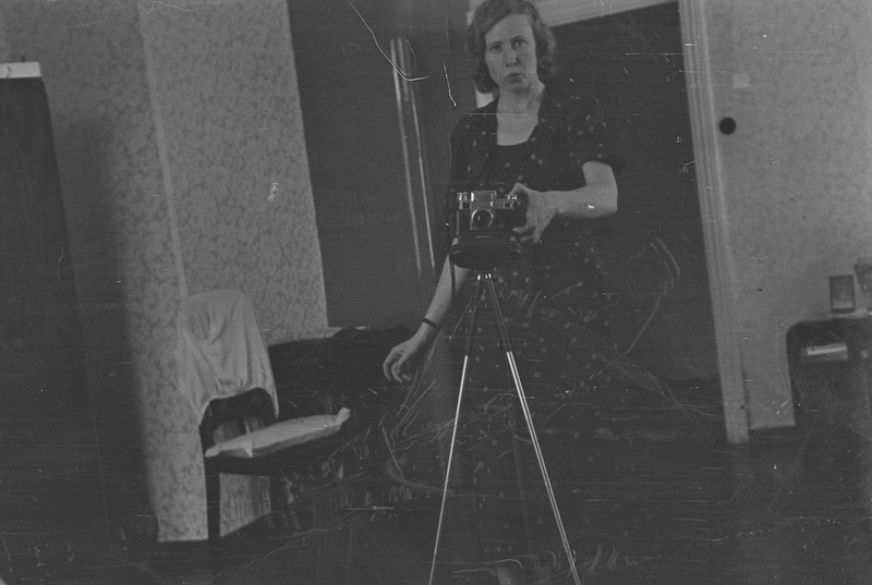 Selma Kurvits fotoaparaadiga