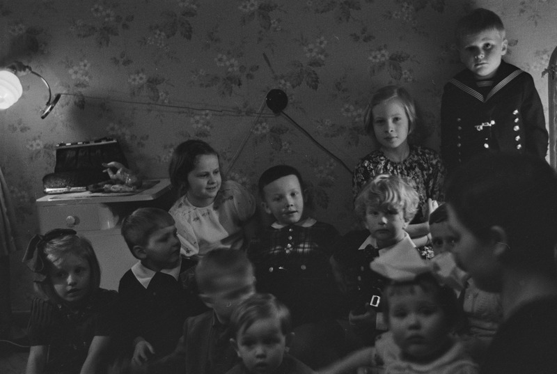 Elo Kurvits laste hulgas ülevalt paremal teine