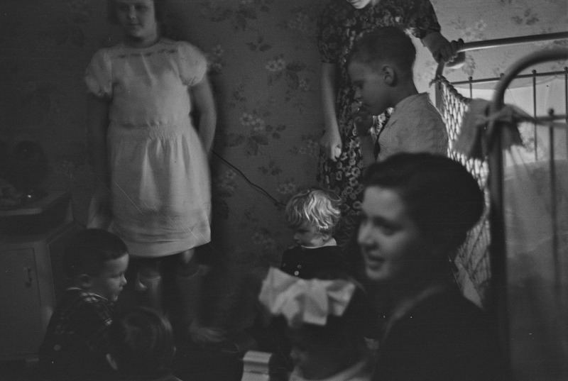 Lapsed mängimas, nende seas Elo Kurvits