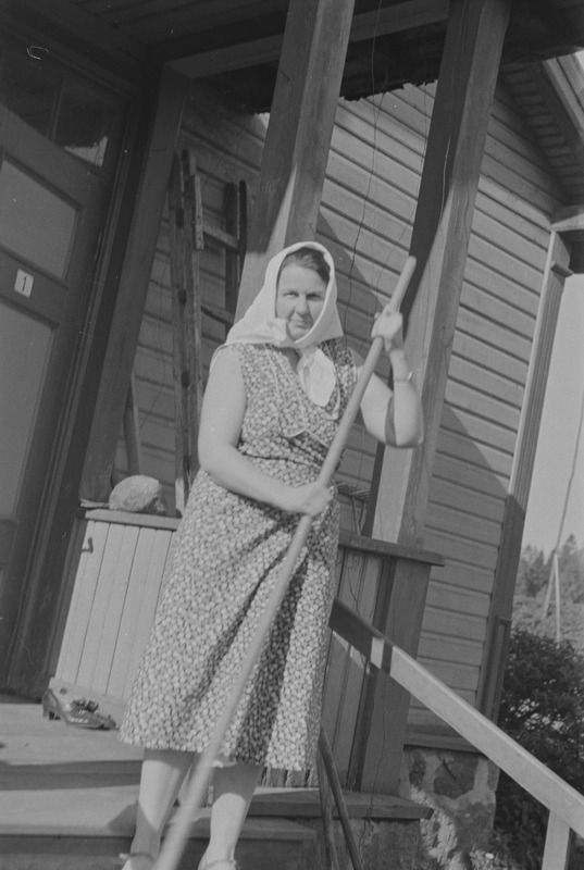 Naine elumaja trepil, juuni 1938
