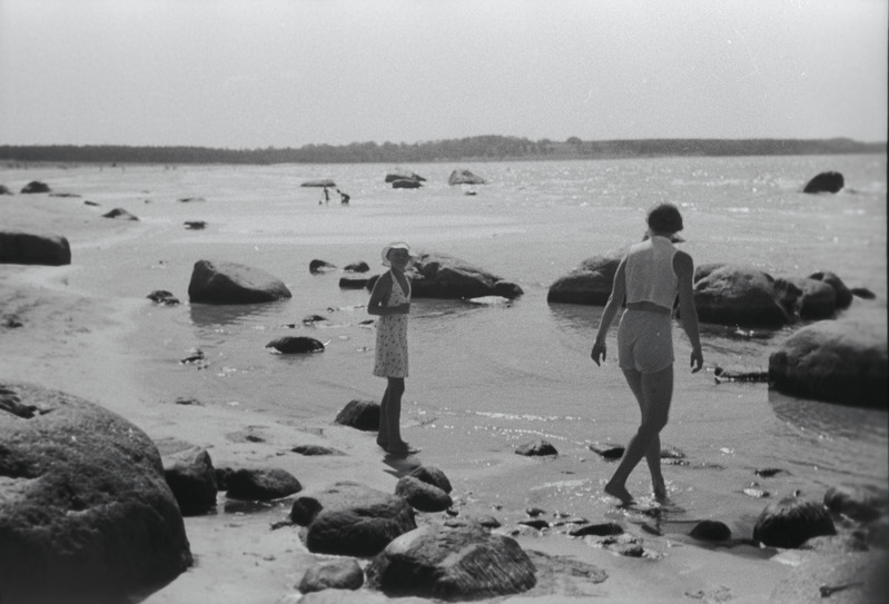 Elo Kurvits ja Elo Tuglas Vääna-Jõesuus, suvi 1938