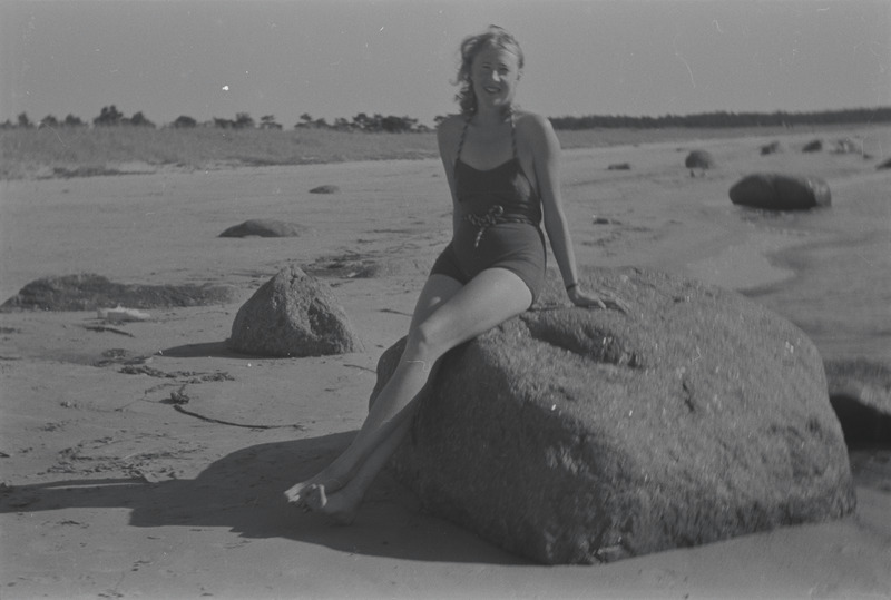 Selma Kurvits Vääna-Jõesuus suurel kivil istumas, suvi 1938