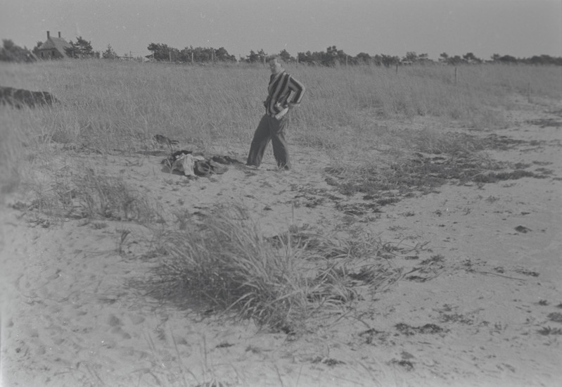 Friedebert Tuglas Vääna-Jõesuus rannas, suvi 1938