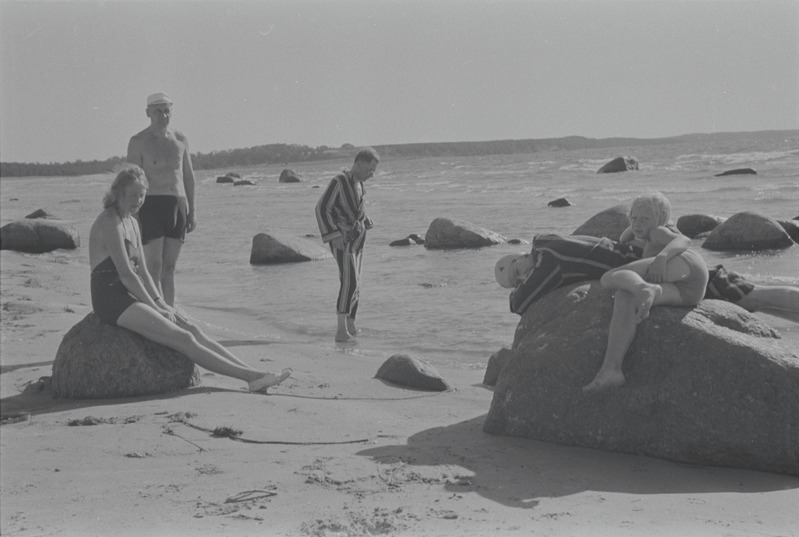 Selma Kurvits, Peeter Kurvits, Friedebert Tuglas, Elo Tuglas ja Elo Kurvits Vääna-Jõesuus, suvi 1938