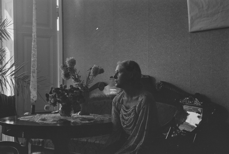 Selma Kurvits toas istumas