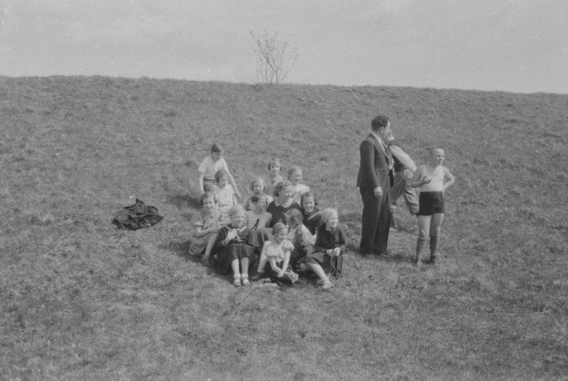 Elo Kurvits lapsena grupipildil looduses