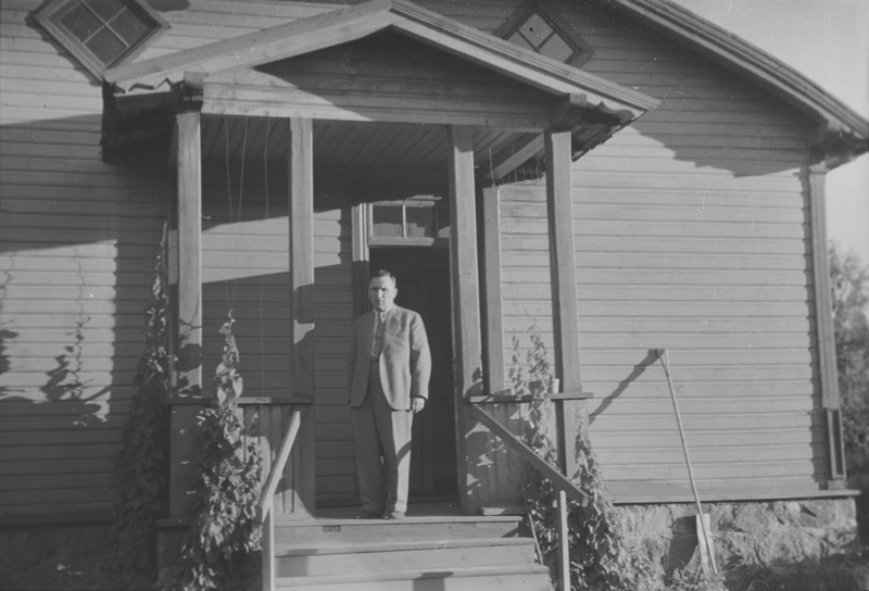 Peeter Kurvits või Johan Kurvits trepil