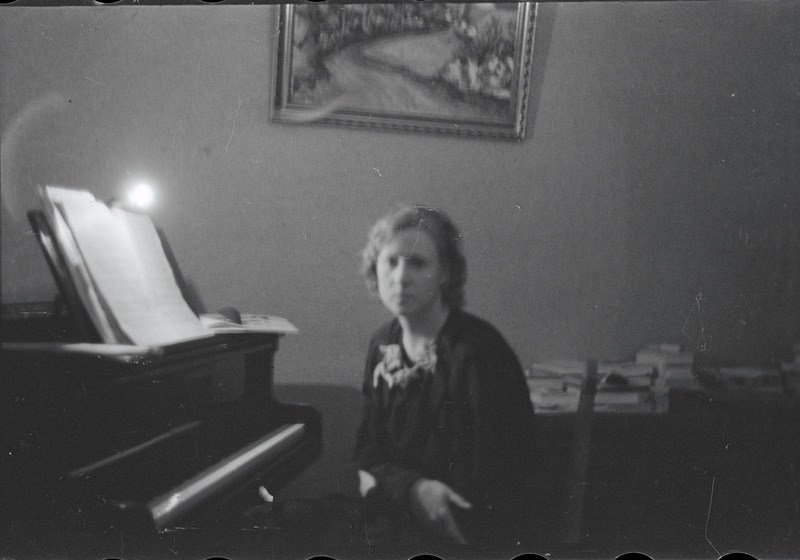 Selma Kurvits klaveri ees istumas