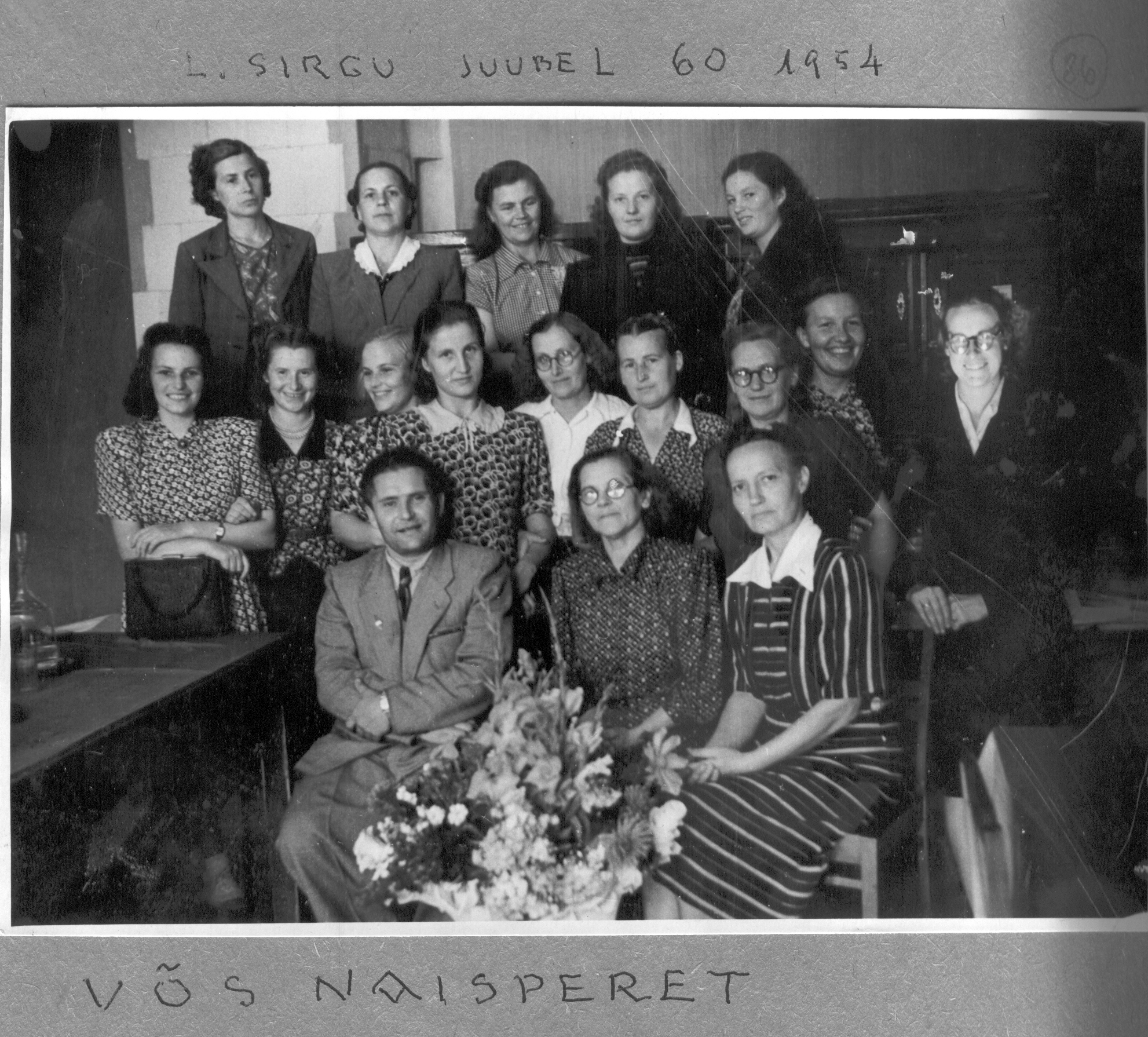 Fotoalbum. Võru I  8-kl. Kooli pere õpetaja Leeni Sirgu 60. sünnipäeval 1954.a. augustis.