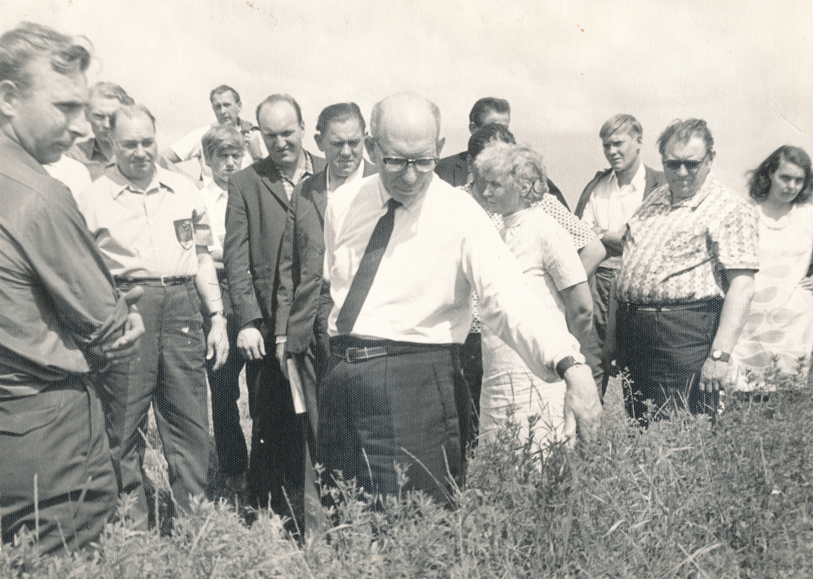 Foto. Professor Haller, Elmar Võru põllumajandusspetsialistidele selgitamas lutsernikasvatust happelistel muldadel Misso sovhoosi põllul 1970.a.
