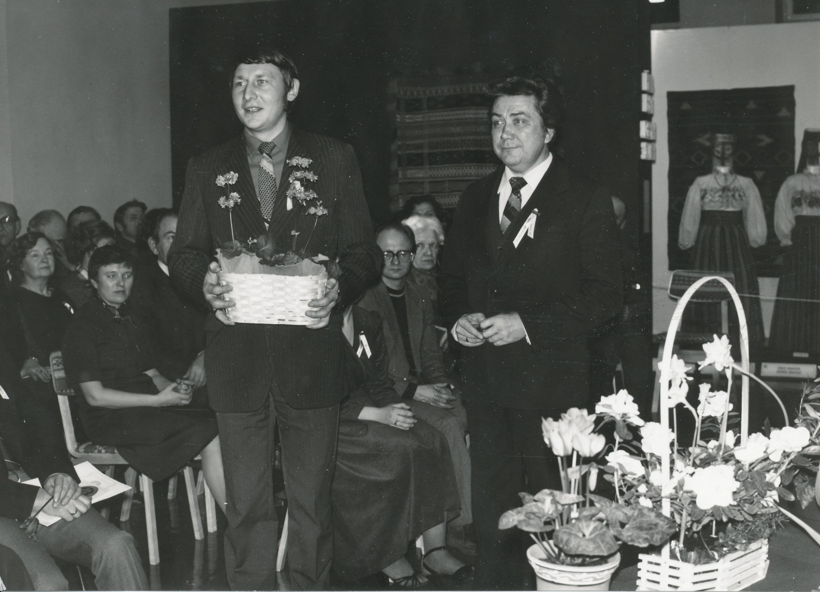 Foto. Võru Koduloomuuseumi hoone avamine 10.veebruaril 1983.a. Õnnitlevad Võru Lastemuusikakooli poolt direktor Heino Vildo ja õppealajuhataja Heino Pehk.