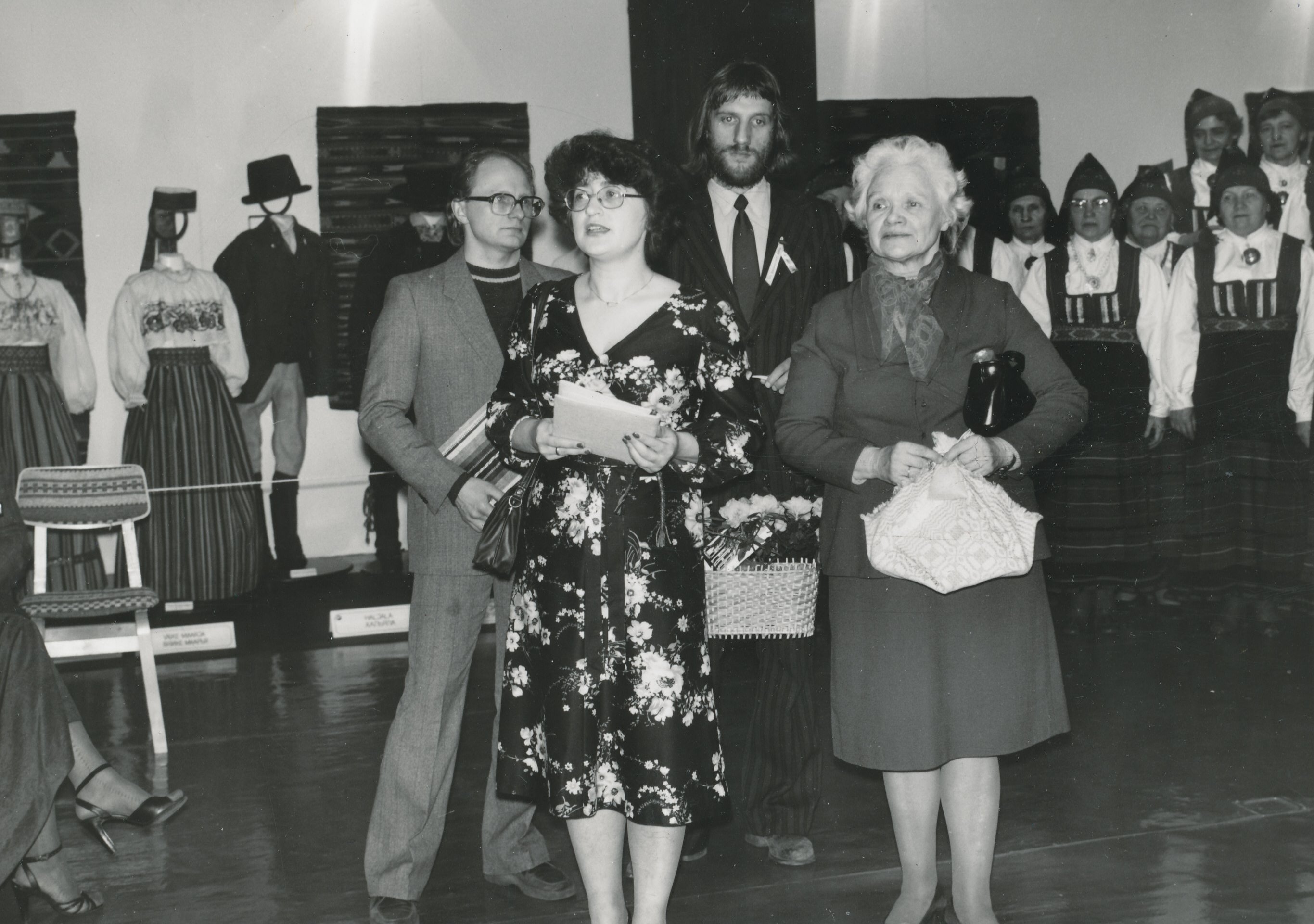 Foto. Võru Koduloomuuseumi hoone avamine 10.veebruaril 1983.a. Õnnitlejaks Läti NSV Jelgava Ajaloomuuseumi ja Kunstimuuseumi ning rahvakunstistuudio Atspole delegatsioon