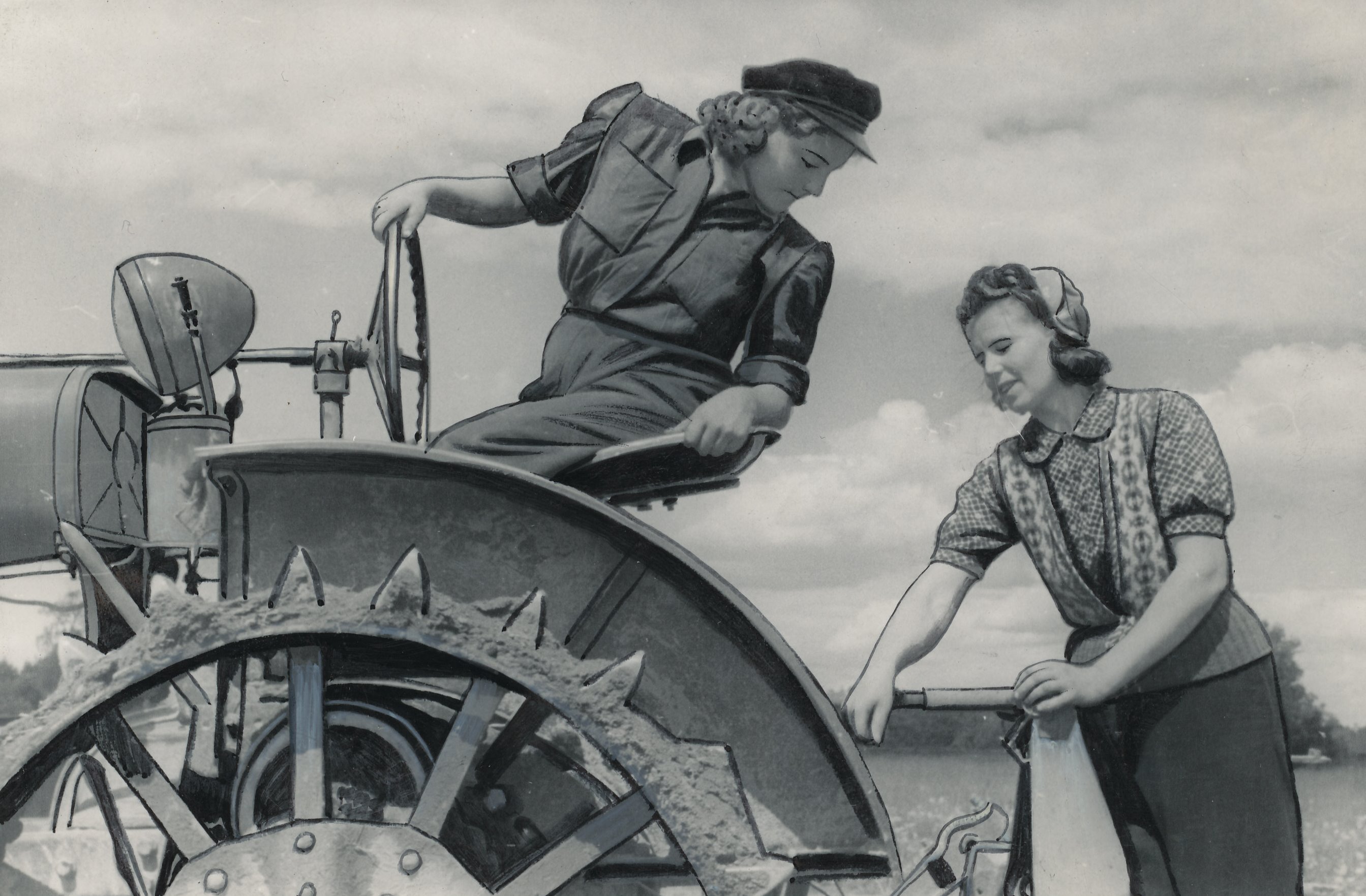 Foto. Rõuge masina-traktorijaama sotsialistliku võistluse eesrindlane Lehte Salumaa ja haakija  Endla Räst  1955.a. juulis.