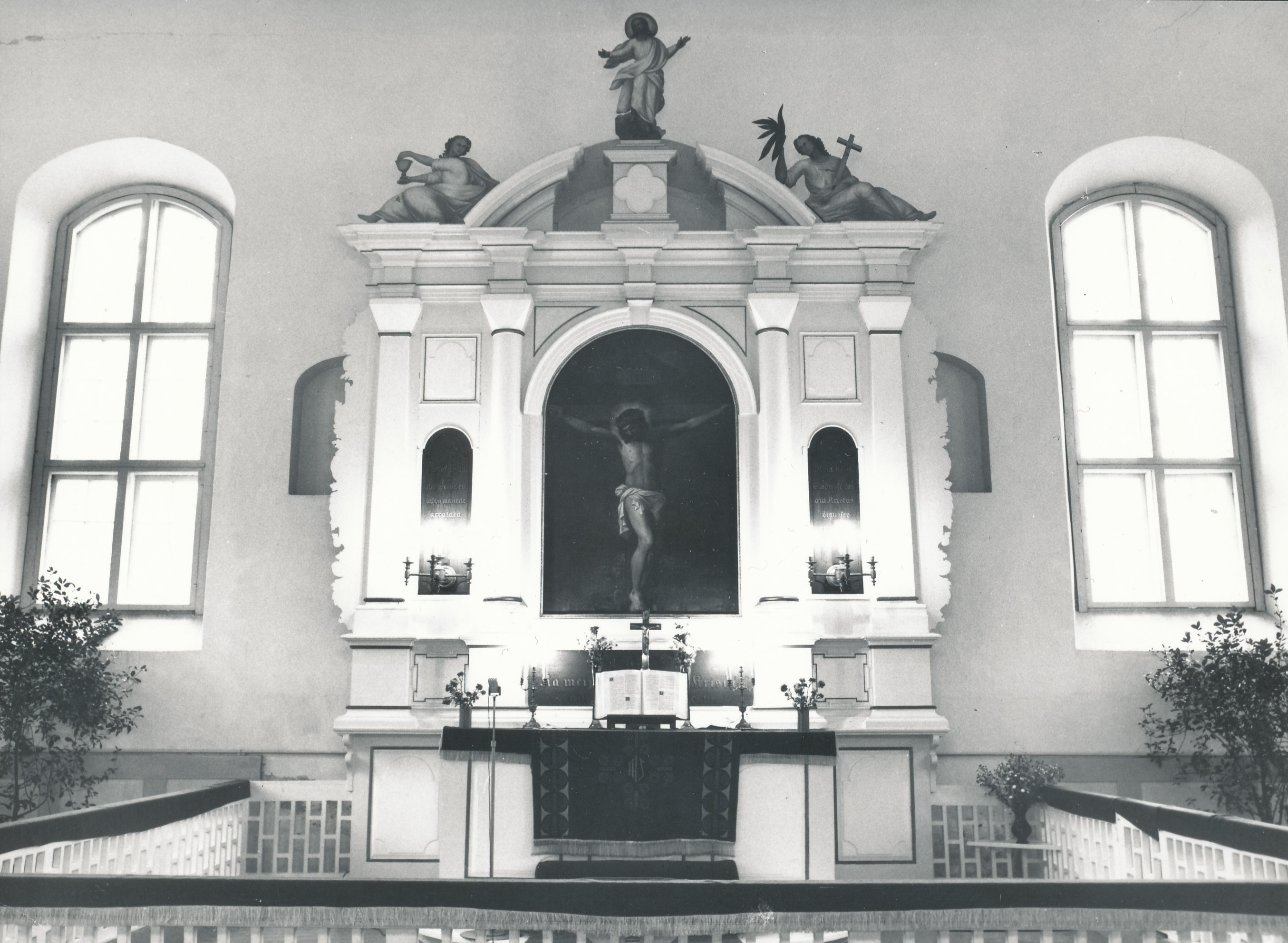 Foto.Rõuge  kiriku  altar oktoobris 1986.a.