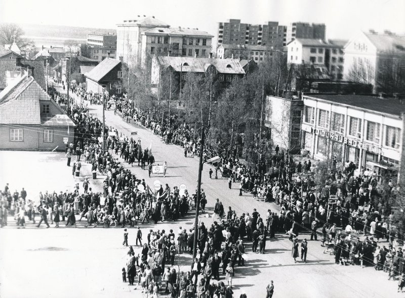 Foto.Maiparaadil Võrus 1984.a. Kalev Annomi foto.