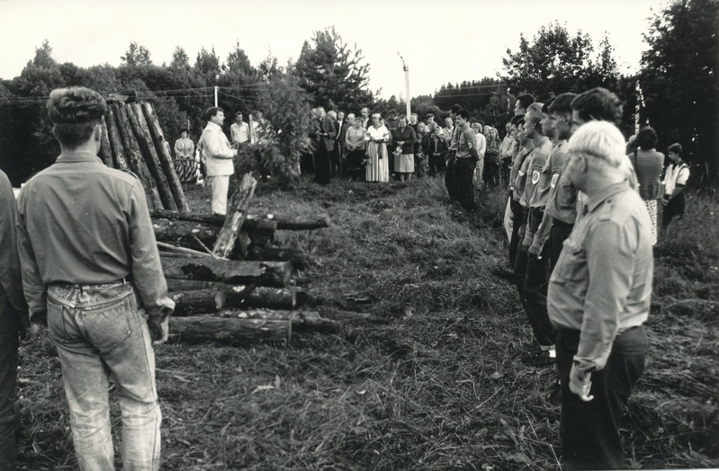 Foto. 23.08.1991.a. Luhamaa piiripunktis, kõneleb maavanem Rannit.