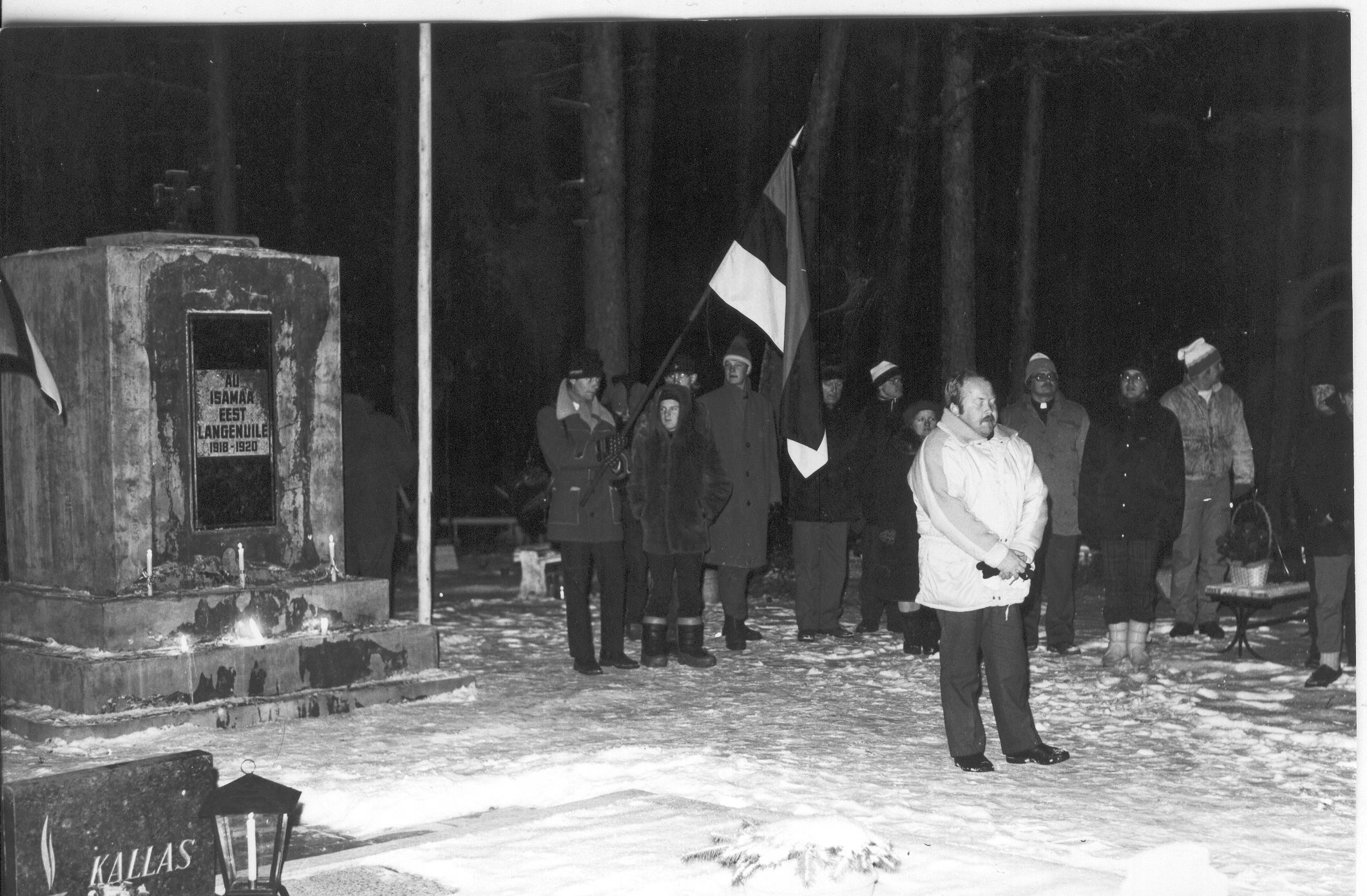 Foto. 28.novembril 1988.a. Võru Sõltumatu Noortekolonn nr.1  Võru kalmistul, kõneleb Kalev Vaindlo.