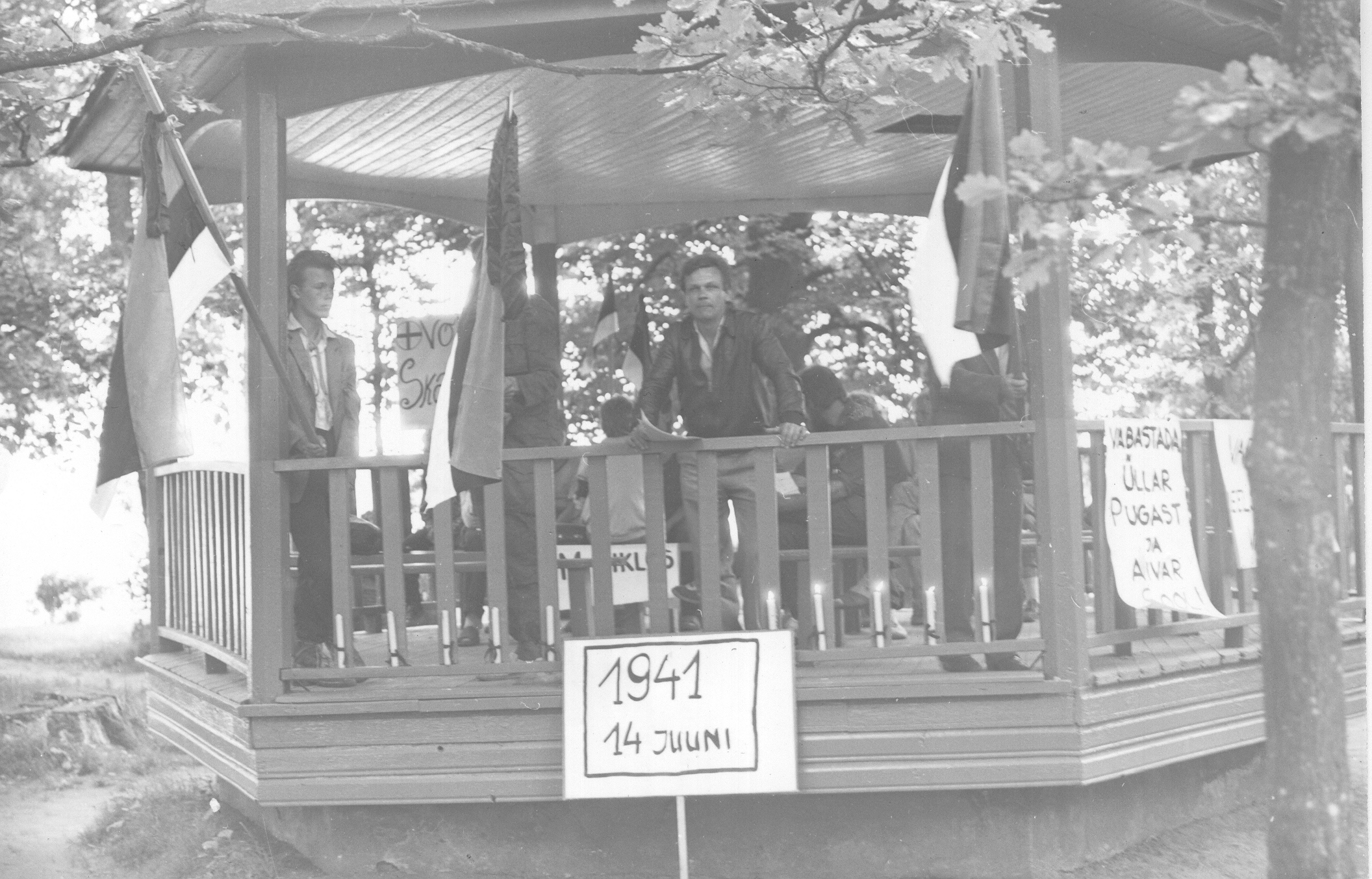 Foto 14.juunil 1988.a. küüditamise aastapäev Kreutzwaldi pargi kõlakojas, kõneleb Ants Pindis.