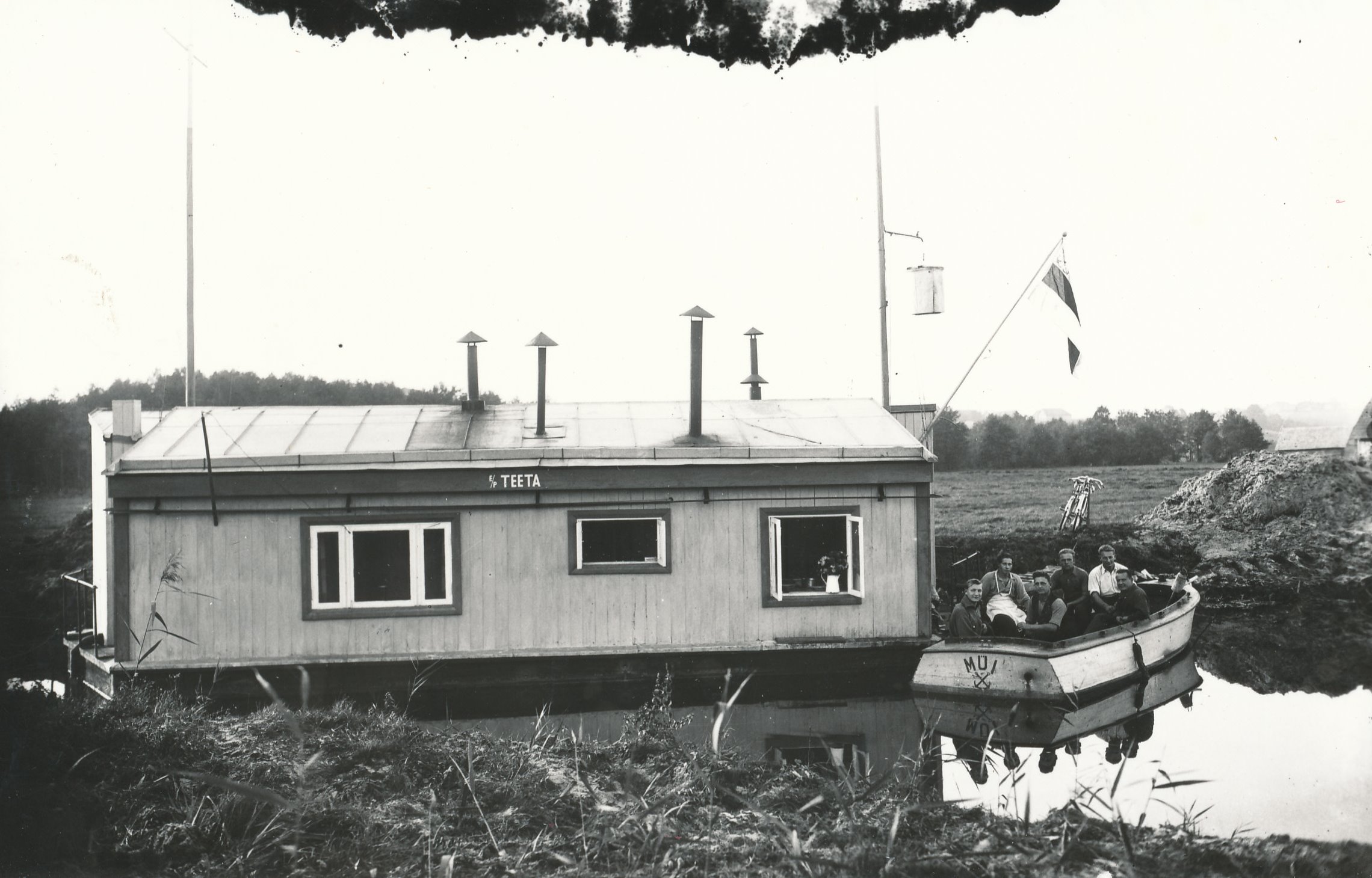 Foto. Ekskavaatori juurde kuuluv elamu köögi ja magamisruumidega töögrupile 1936.a.