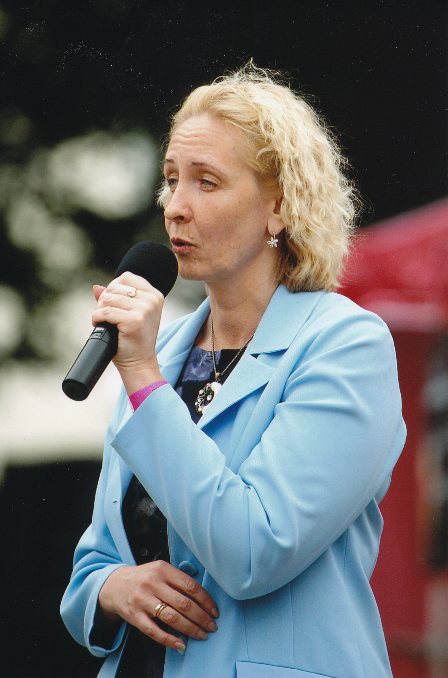 Foto "Lõõtsamängijaid tervitab Võru valla kultuurijuht Siiri Konksi 12.juulil 2008"
