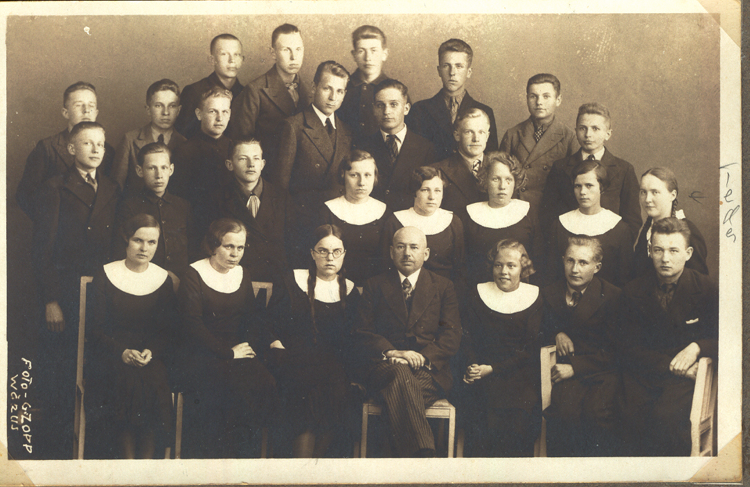 Fotoalbum Võru Ühisgümnaasiumi reaalharu  õpilastest. 5.klassi õpilased 1937.a.