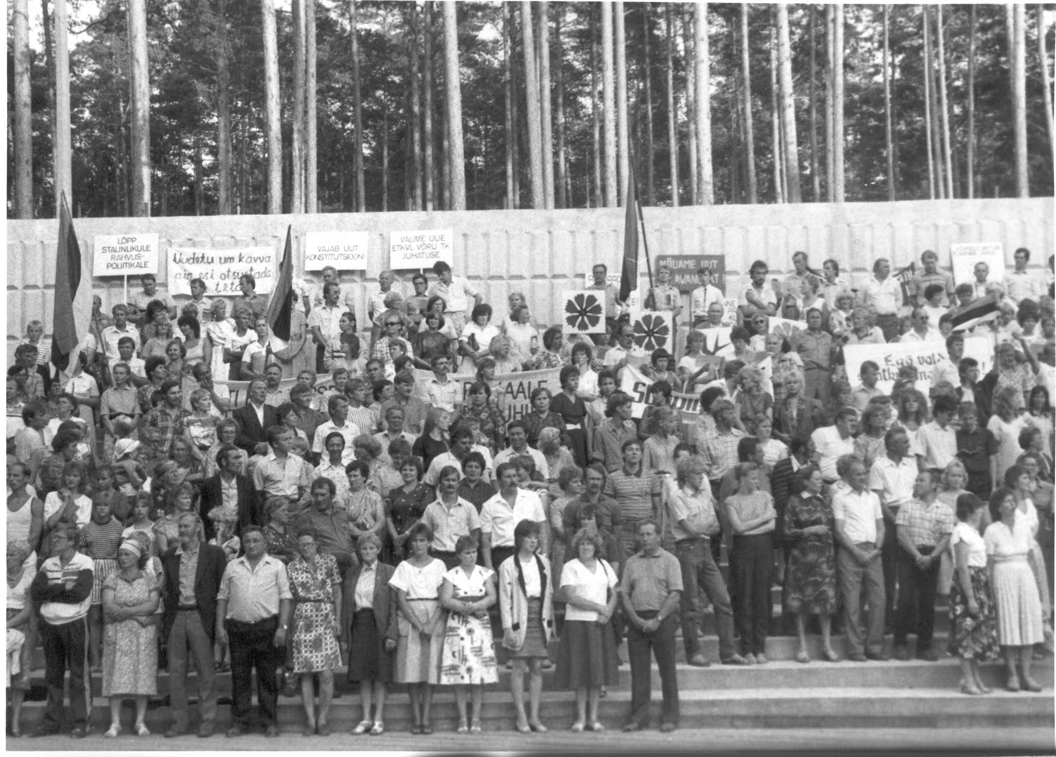 Foto. Rahvarinde kõnekoosolek- miiting Kubija laululaval 17. juulil 1988.a.