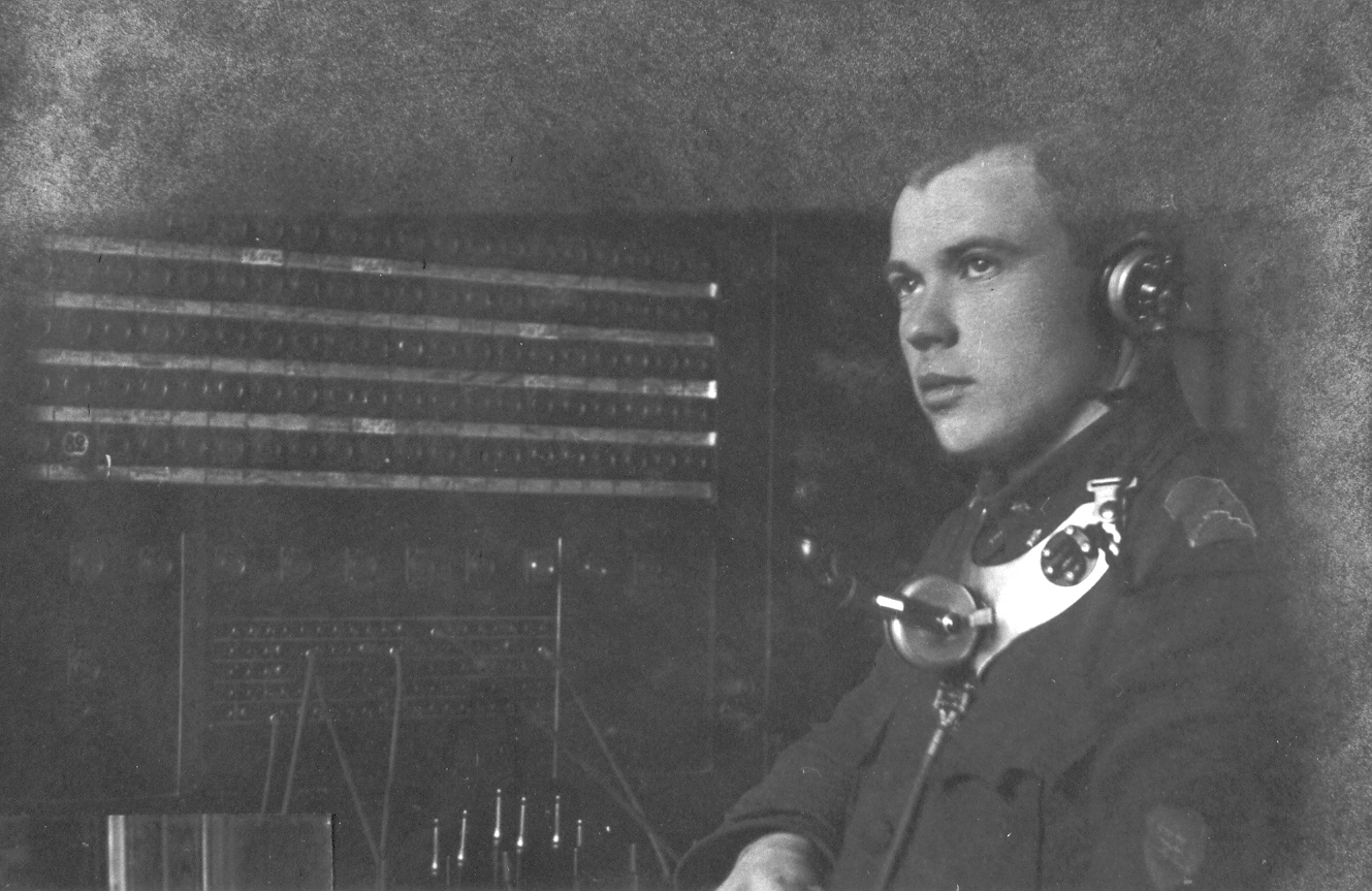 Foto.Telefonist keskjaamas 1919.a Jaan Niiluse foto.
