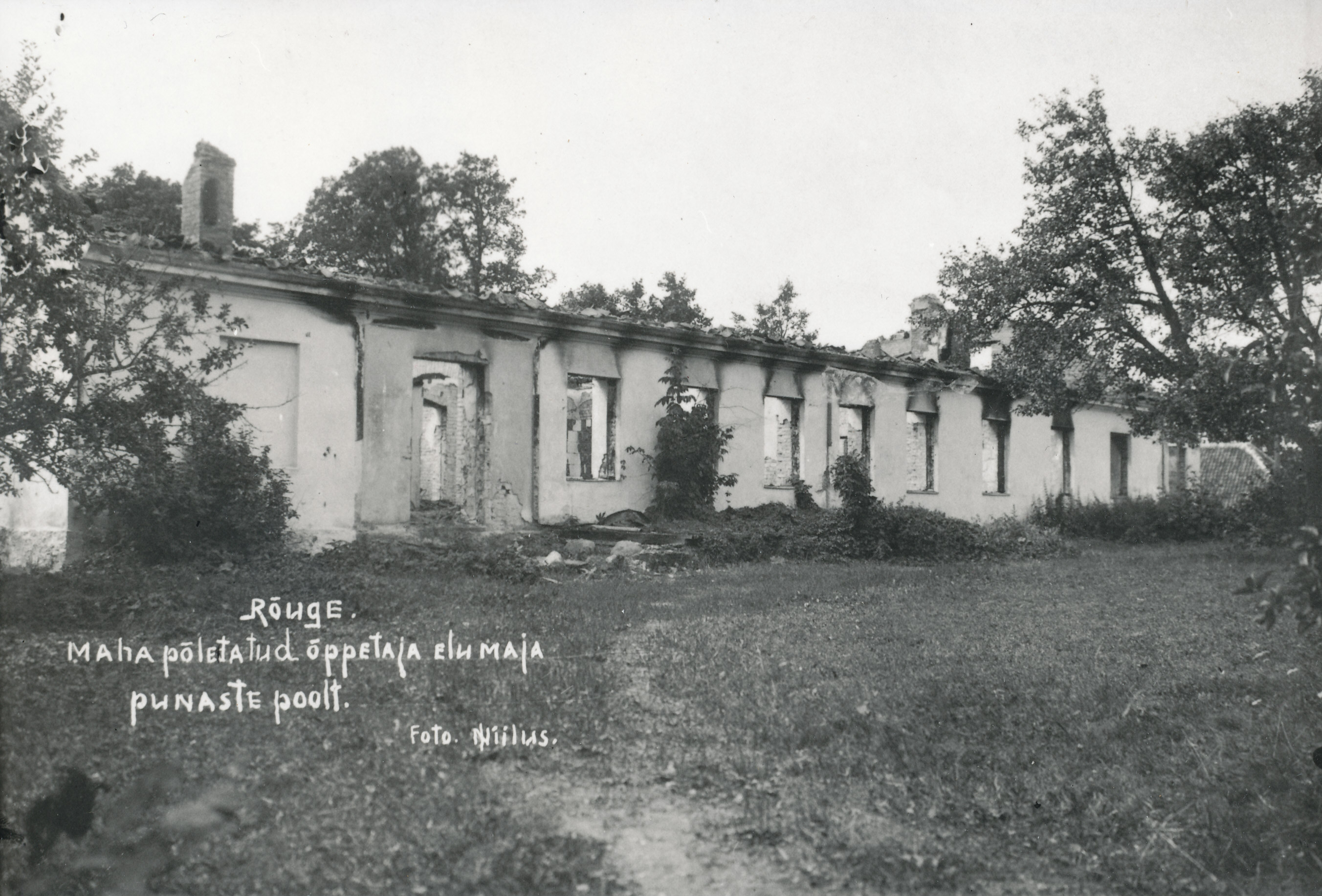 Foto.Rõuge, punaste poolt mahapõletatud  õpetaja elumaja 1919.a. Jaan Niiluse foto.