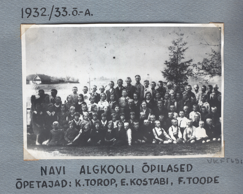 Fotoalbum.  Navi algkool.  Navi algkooli õpilased 1932/33.õ.a. koos õpetajate Elfriede  Kostabi, Felix  Toode, Kristjan Toropiga.
