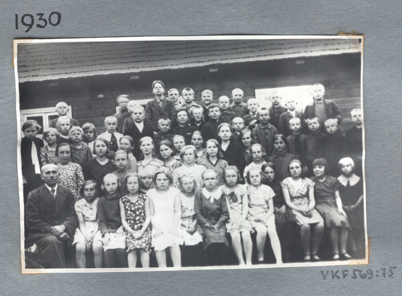 Fotoalbum.  Navi algkool.  Õpilasi ja õpetajaid 1930.a.