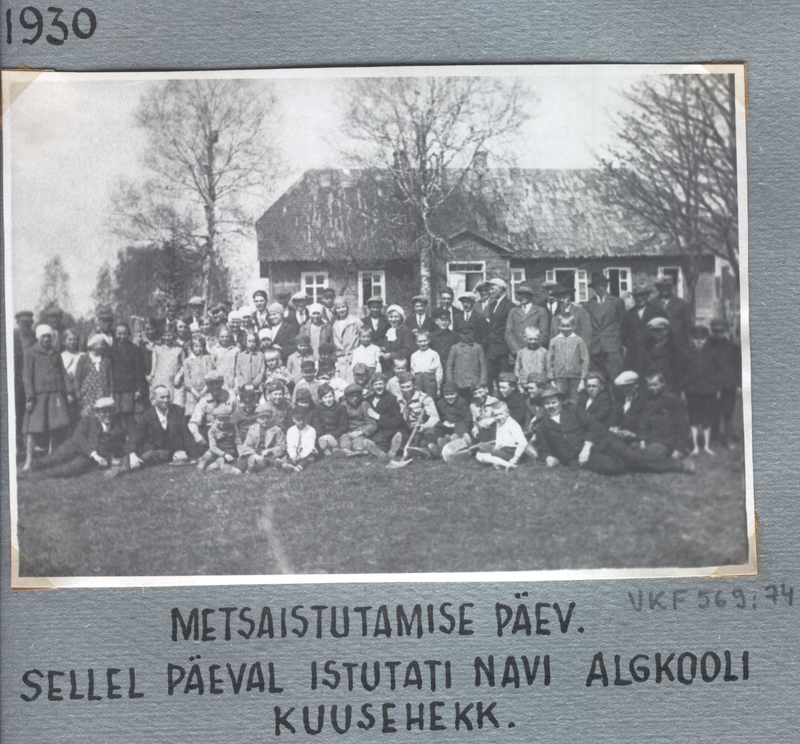 Fotoalbum.  Navi algkool. Metsaistutamise päev Navi algkoolis 1930.a. Sellel päeval istutati kooli ette kuusehekk